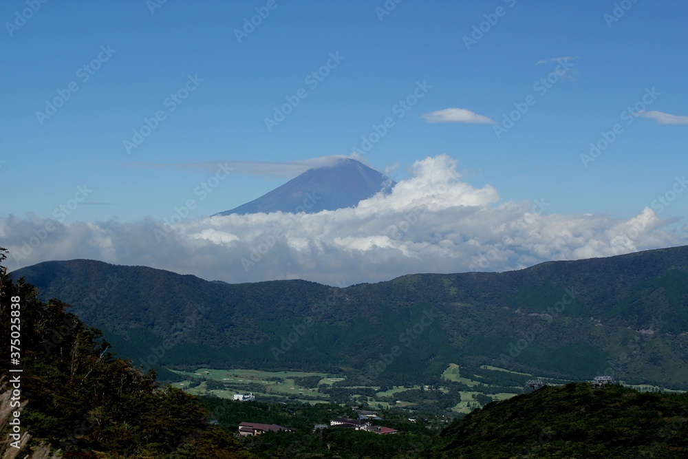 雲海に包まれる富士山