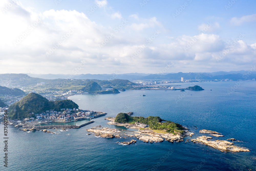 Obraz premium 鴨川市街と仁右衛門島(千葉県鴨川市)