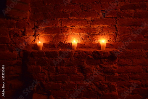 Misterio, veladoras en casa antigua / Mystery, candles in old house