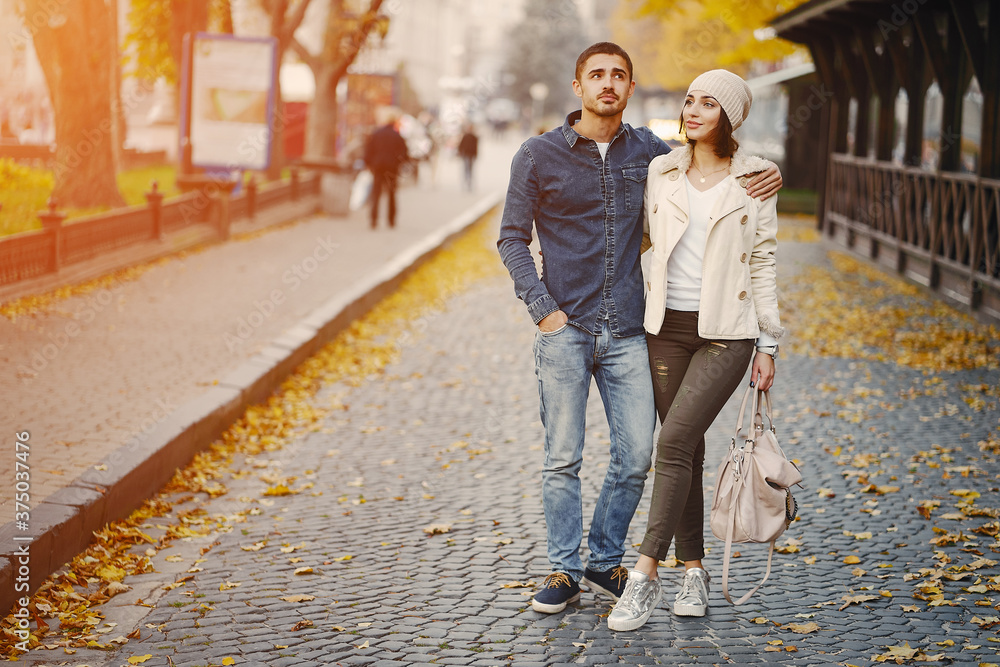 happle couple walking through the city on a sunny autumn day