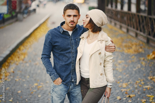 happle couple walking through the city on a sunny autumn day