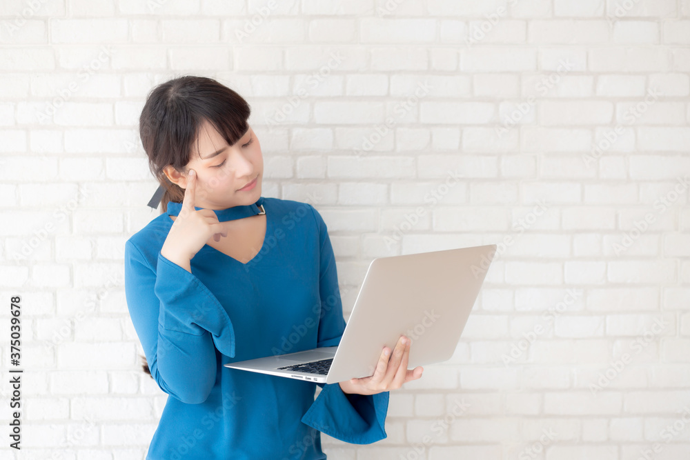Φωτογραφία Beautiful asian young woman hipster using working laptop thinking idea on cement concrete background, girl doubt and question with computer internet online, freelance and business concept