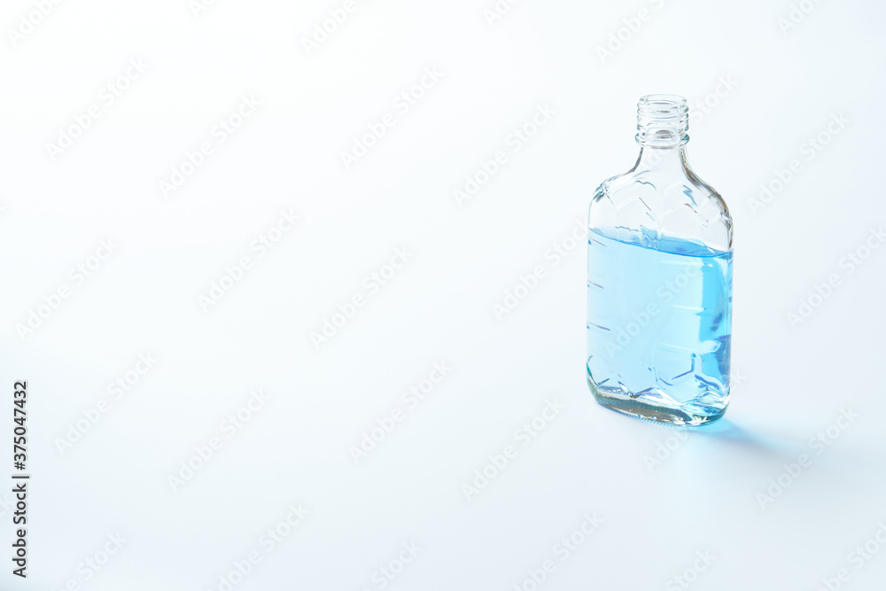 Naklejka premium 青い色水を入れた透明な空き瓶