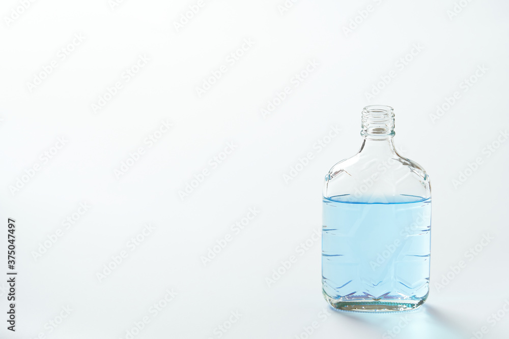 Naklejka premium 青い色水を入れた透明な空き瓶