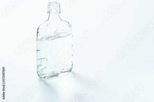 水を入れた透明な空き瓶