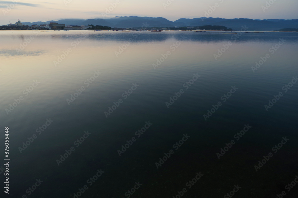 佐渡島にある加茂湖の早朝の景色