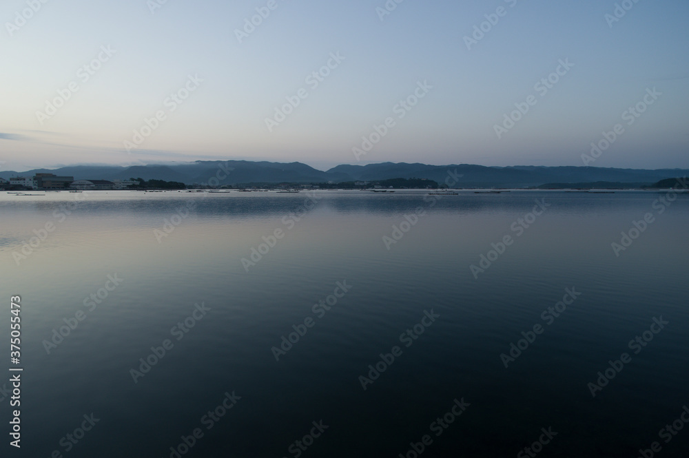 佐渡島にある加茂湖の早朝の景色