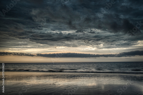 Fototapeta Naklejka Na Ścianę i Meble -  orage en prévision sur la plage