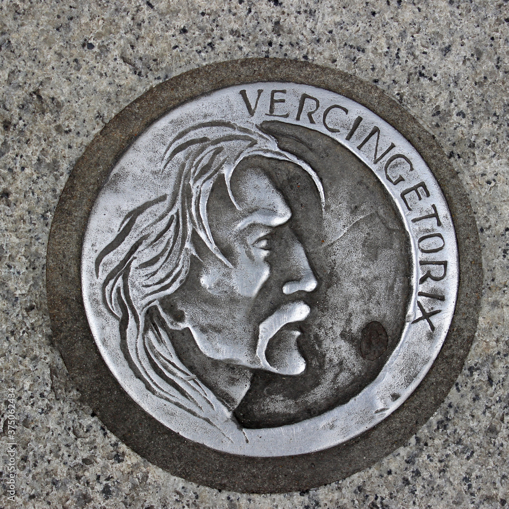 Poinçon sur le sol de Clermont-Ferrand représentant Vercingétorix, chef Gaulois vainqueur de César à Gergovie . Poinçon sur le sol de Clermont-Ferrand représentant Vercingétorix, chef Gaulois vainqueur de César à Gergovie .