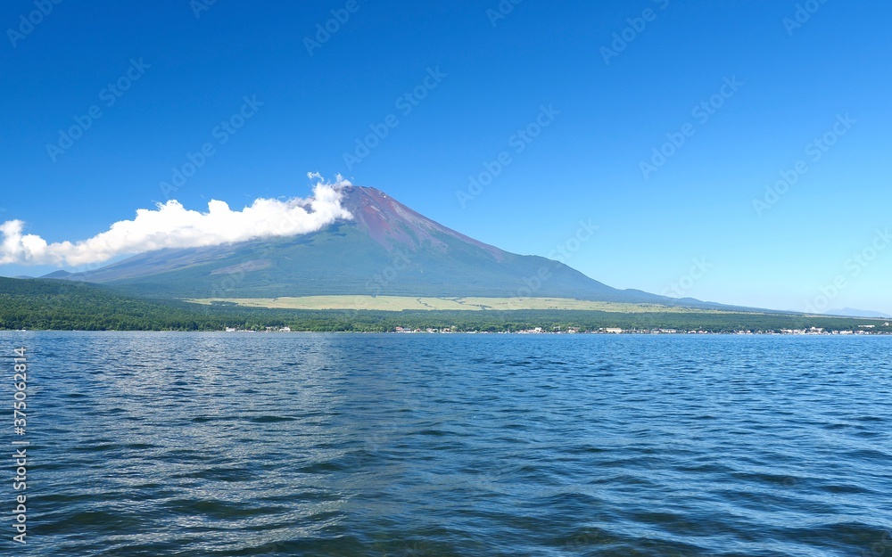 山梨県･山中湖と富士山