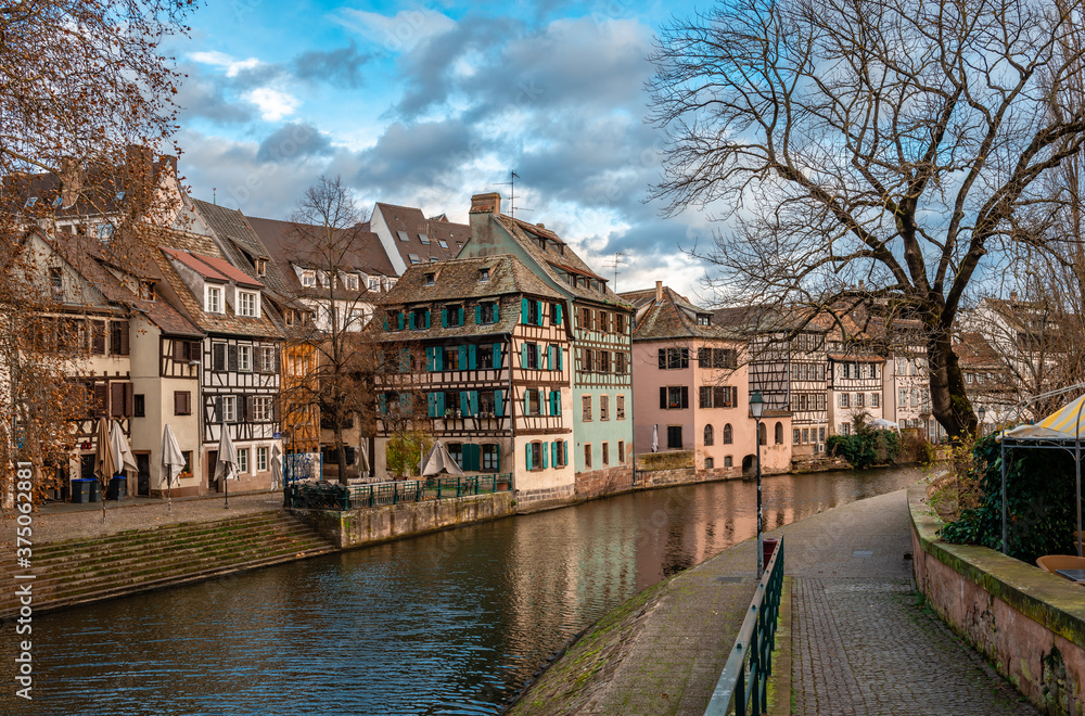 Obraz premium Half-timbered buildings in the historic quartet of Petite France, in Strasbourg, France.