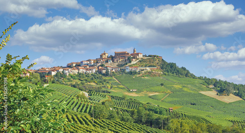 Weinort La Morra nahe Barolo und Asti im Piemont,Italien