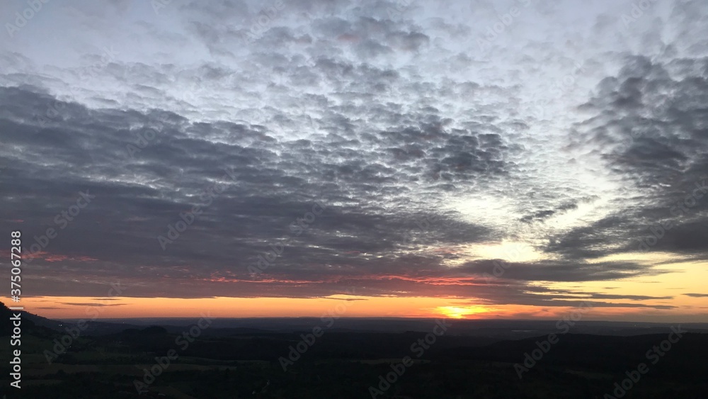 Leichte Bewölkung über dem Sonnenuntergang Leichte Bewölkung über dem Sonnenuntergang
