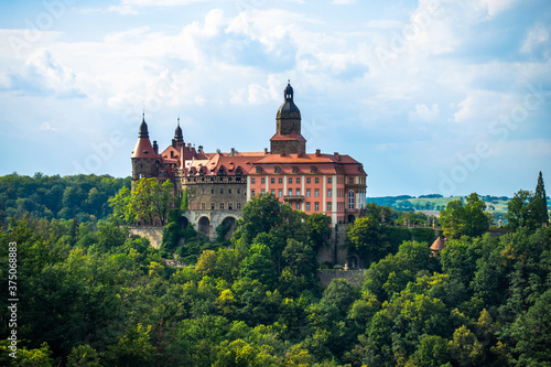 Zamek wałbrzych pałac zabytek drzewa