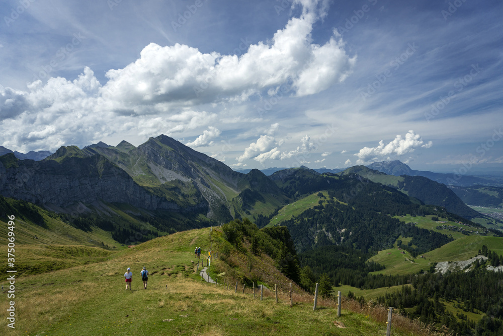 Deux personnes faisant une randonnée dans les Alpes Suisse