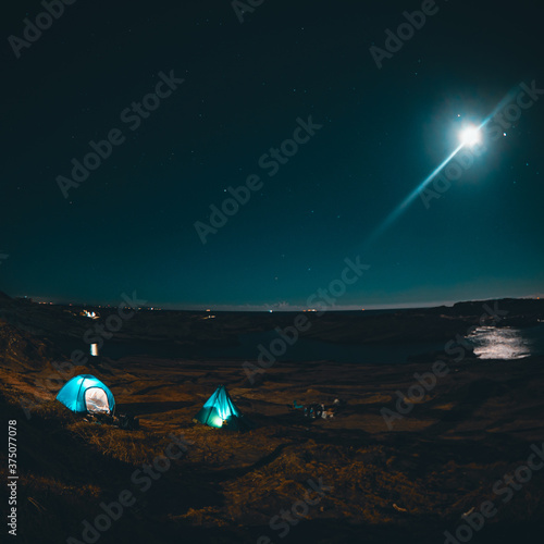 月明かりに照らされるテント