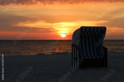 Sonnenaufgang Meer   Strandkorb