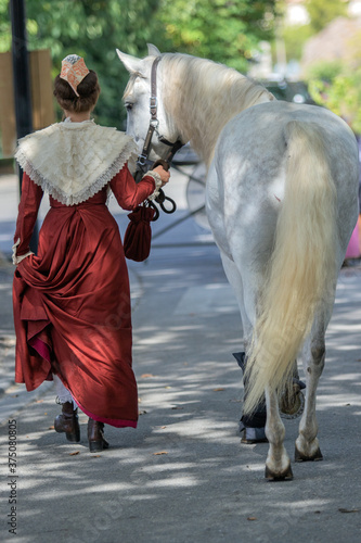 Arlésienne et son cheval Camargue.