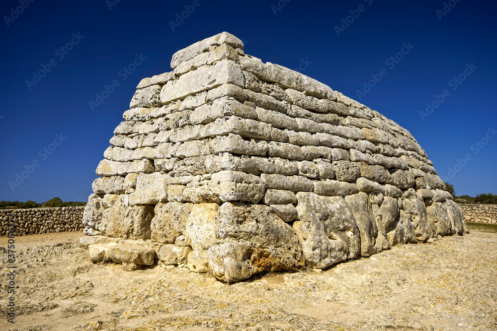 Naveta des Tudons,monumento funerario colectivo (1000 a.c.). Ciutadella.Menorca.Islas Baleares.España.