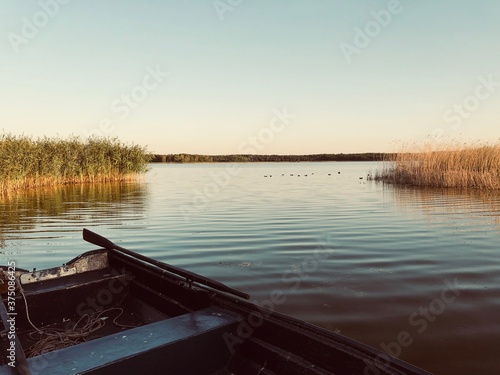 Jezioro popołudniem w Polsce