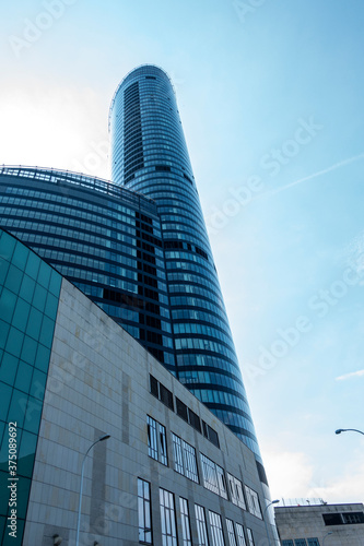 Wieżowiec drapacz chmur biurowiec miasto wrocław