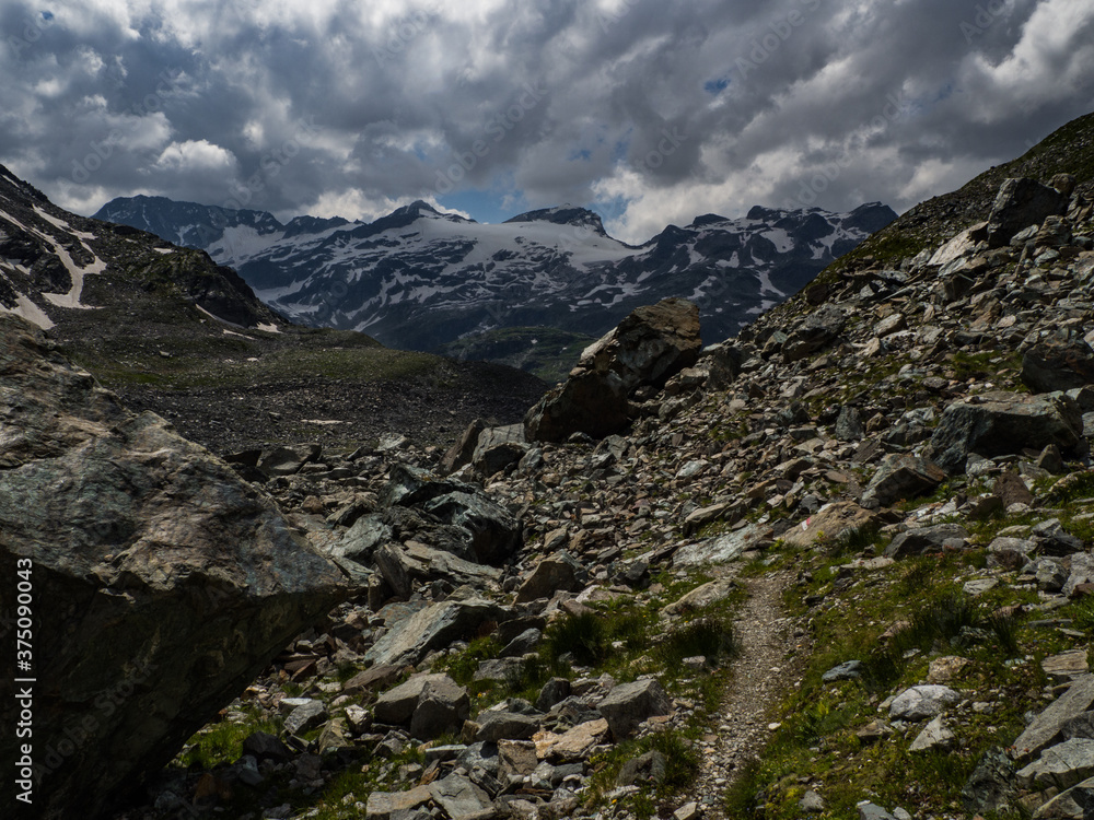 Fototapeta premium Great views to the peaks and glaciers of the Austrian Alps, Hohe Tauern park. Picturesque and beautiful scene, full of dark clouds, snow and peace in soul. Near city Enzingerboden, Austria, Europe.