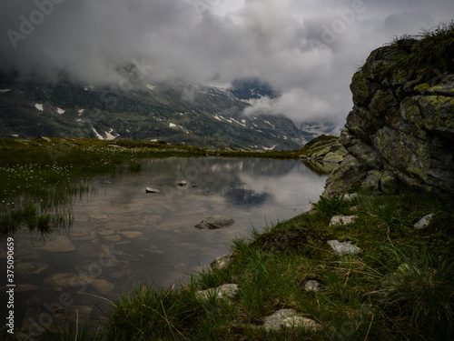Fototapeta Naklejka Na Ścianę i Meble -  Great views to the peaks and glaciers of the Austrian Alps, Hohe Tauern park. Picturesque and beautiful scene, full of dark clouds and peace in soul. Near Berghotel Rudolfshütte, Austria, Europe.