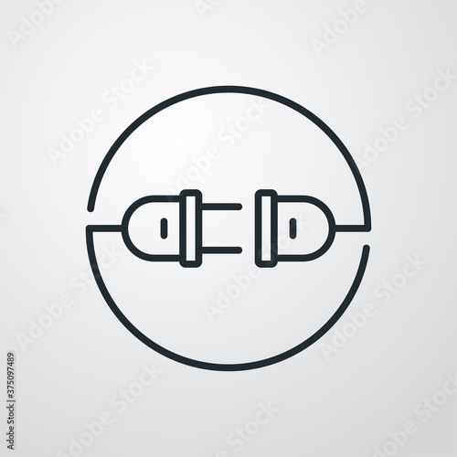 Concepto energía eléctrica. Logotipo lineal enchufe eléctrico con cable y conector en círculo en fondo gris