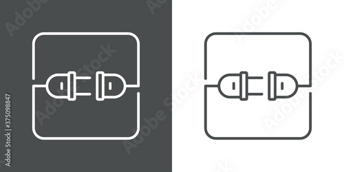 Concepto energía eléctrica. Logotipo lineal enchufe eléctrico con cable y conector en cuadrado en fondo gris y fondo blanco