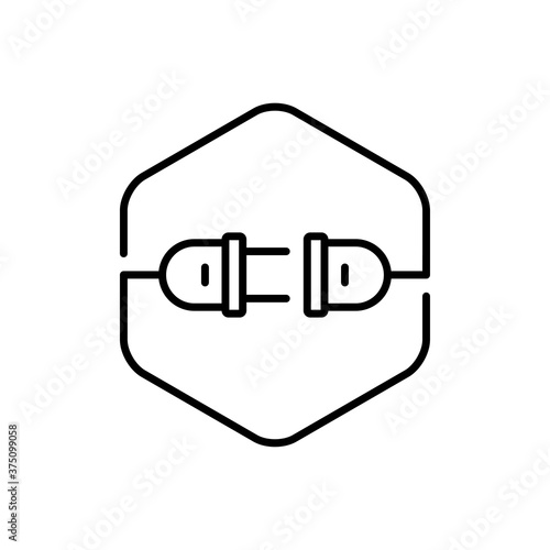 Concepto energía eléctrica. Logotipo lineal enchufe eléctrico con cable y conector en hexágono en color negro