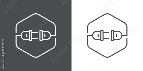 Concepto energía eléctrica. Logotipo lineal enchufe eléctrico con cable y conector en hexágono en fondo gris y fondo blanco