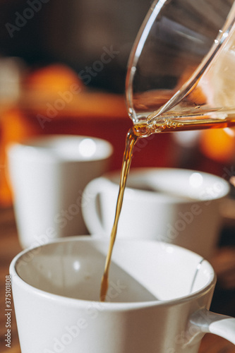 Foto The coffee is alternatively made using a paper filter and a kemex is poured from the flask into a mug