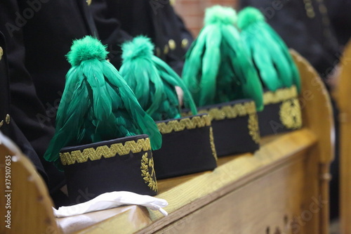 Górnicze nakrycie głowy "czako" do munduru galowego z zielonymi piórami