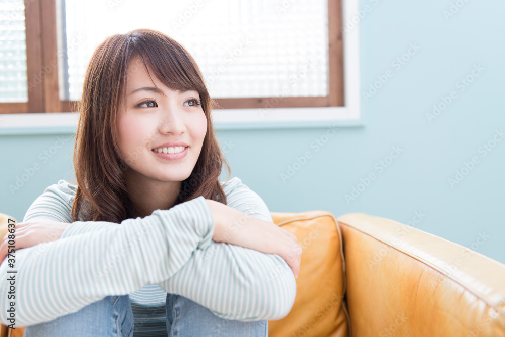 ソファに座る女性 ソファに座る女性