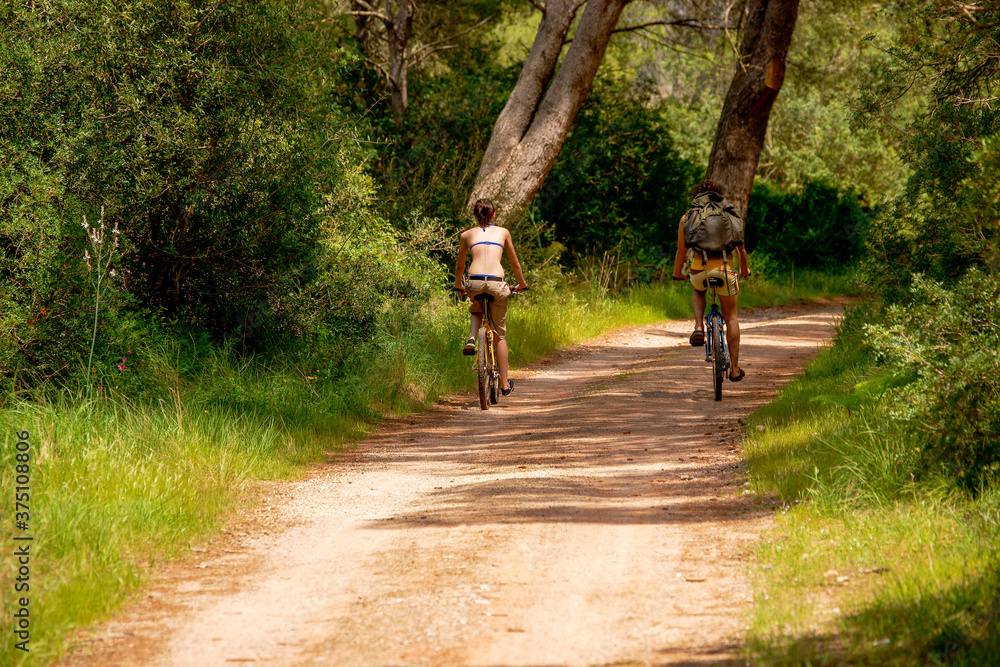Fototapeta premium Ciclistas en el Cami de Cavalls.Bahia de Fornells.Menorca.Reserva de la Bioesfera.Illes Balears.España.