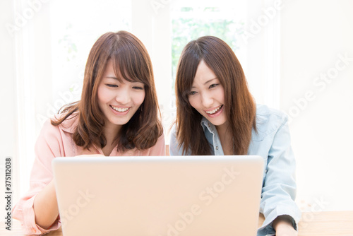 ノートパソコンを見る女性