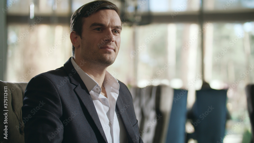 Naklejka premium Businessman calling waiter at restaurant. Handsome man gesturing hand at cafe