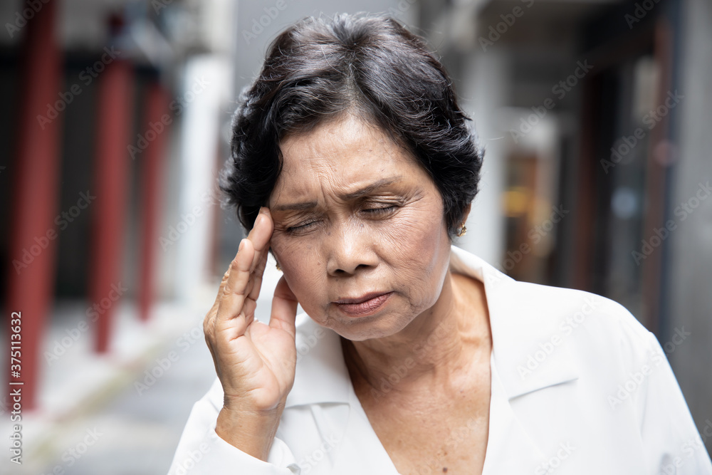 Obraz premium senior woman suffering from headache