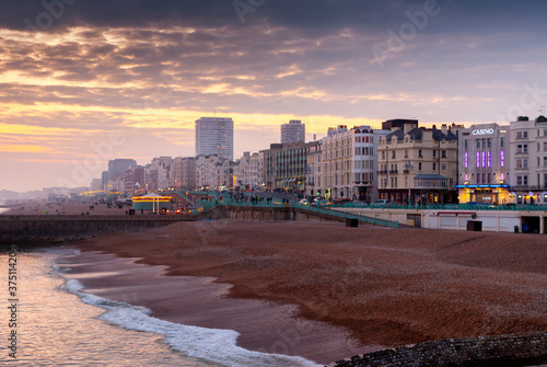 Fotografie Brighton Beach and Seafront at Dusk, Brighton, Sussex, Britain