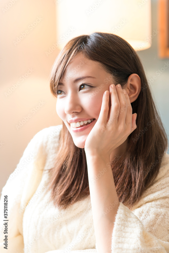 椅子に座る女性 椅子に座る女性