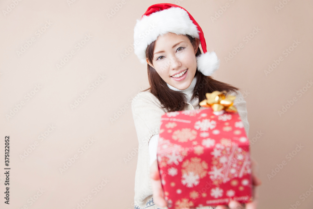 クリスマスプレゼントを渡す女性 クリスマスプレゼントを渡す女性