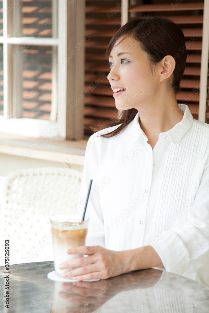 カフェテラスの女性 カフェテラスの女性