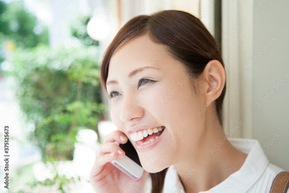 電話する女性 電話する女性