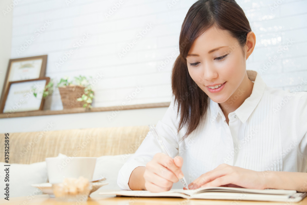 カフェで勉強する女性 カフェで勉強する女性