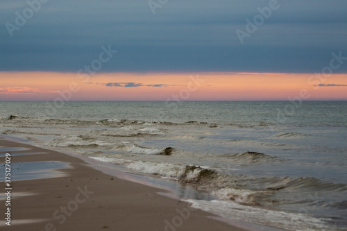 Piękny widok nad morzem.  Spacer o zachodzie słońca. Zachód słońca. Polska. Morze Bałtyckie