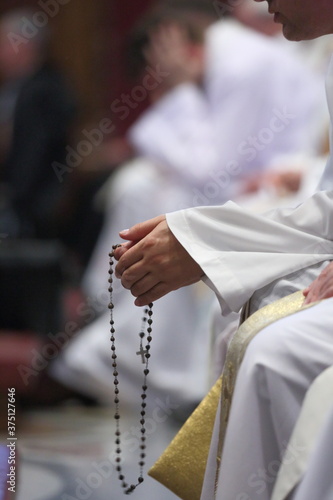 Kapłan modlący się na różańcu podczas spotkania modlitewnego photo