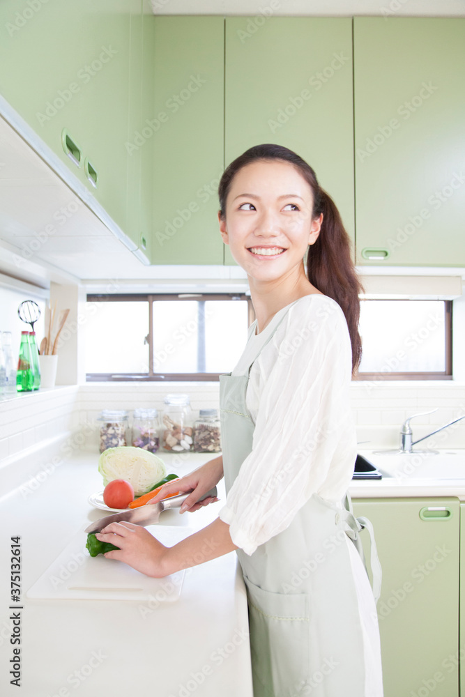 キッチンで料理をする女性 キッチンで料理をする女性