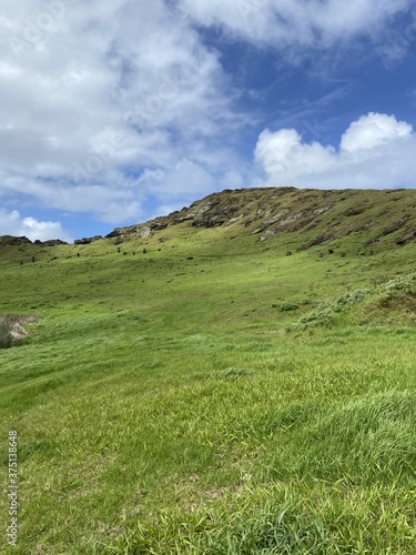 Cratère du volcan Rano Raraku à l'île de Pâques © Atlantis