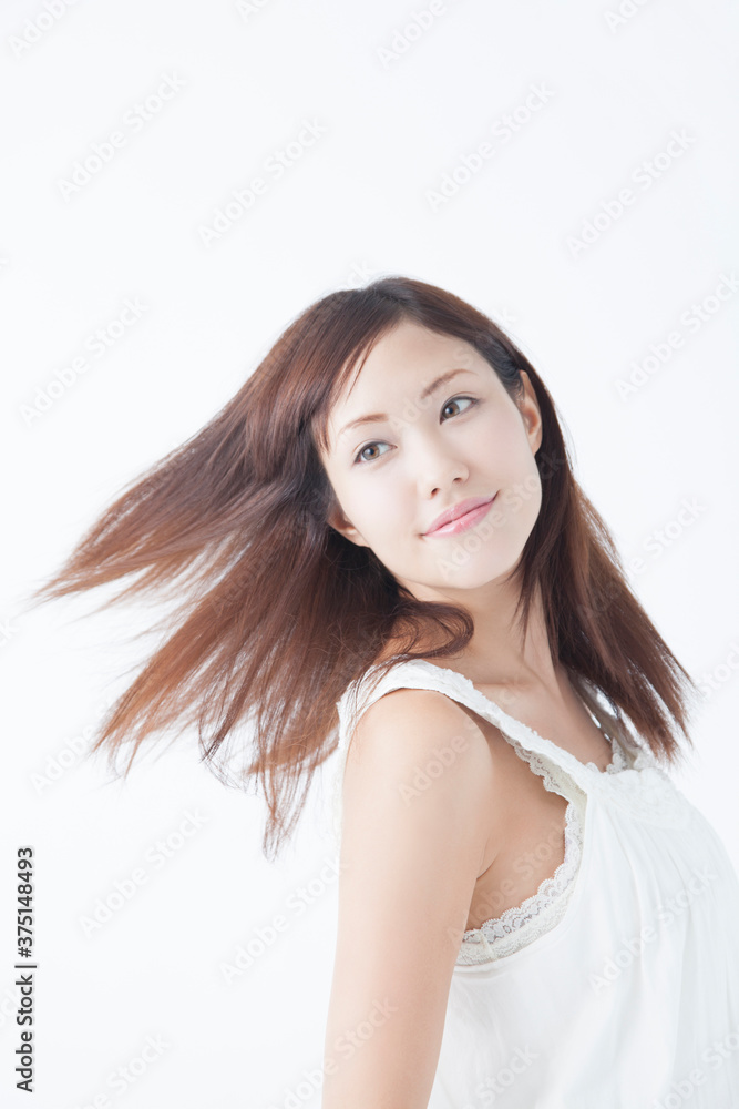 髪をなびかせる女性 髪をなびかせる女性