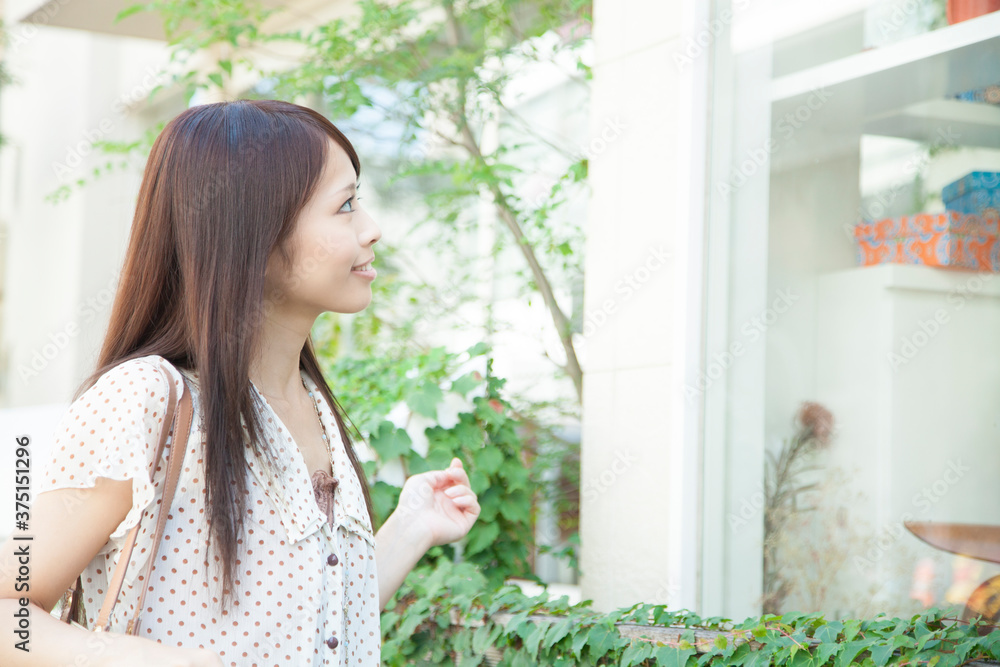 ウィンドウショッピングをする女性